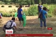 Біженці з Донбасу та Криму влаштували генеральне прибирання ВІДЕО