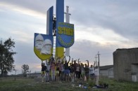 На Волині патріотичний флешмоб: ще один в'їзний знак став синьо-жовтим