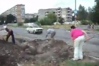 Мешканці Макіївки заривають окопи сепаратистів ВІДЕО