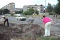 Мешканці Макіївки заривають окопи сепаратистів ВІДЕО