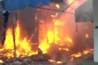 Внаслідок обстрілу в Луганську згорів центральний ринок ВІДЕО