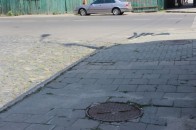 «Злощасний» люк ледь не покалічив лучанку