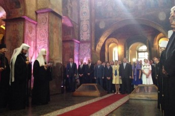 Синові Порошенка стало погано під час молебню за Україну ВІДЕО