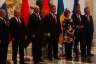 Порошенко і Путін потисли руки у Мінську ФОТО
