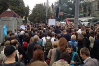 Сотні людей в Києві вимагають від Міноборони і Генштабу відправити підмогу в Іловайськ НАЖИВО