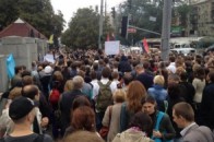 Сотні людей в Києві вимагають від Міноборони і Генштабу відправити підмогу в Іловайськ НАЖИВО