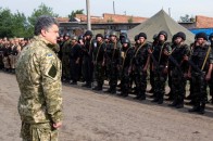 Порошенко змінив умови комплектування контрактників і спростив призов