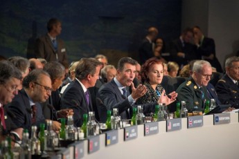 На саміті НАТО обговорюють загрозу військової агресії Росії проти України
