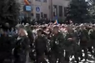 На Луганщині сотні терористів під марш топтали прапор України ВІДЕО