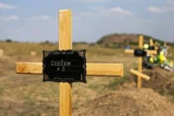 Під Луганськом знайшли ще одне кладовище російських бойовиків ВІДЕО