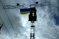 Активісти знову вивішують українські прапори у центрі Харкова ВІДЕО