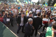 У Запоріжжі мер напав на активіста, який кричав йому «Ганьба» ВІДЕО