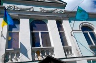 Озброєні люди у балаклавах зірвали Прапор України із будинку Меджлісу ВІДЕО