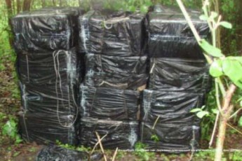 На Волині контрабандисти намагались переправити через кордон 5 ящиків сигарет