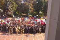 В Києві під Верховною Радою б'ються Правий сектор і Нацгвардія ФОТО