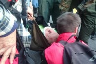 Сутички біля ВР: швидка забрала пораненого чоловіка
