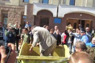 Українські активісти продовжують «народну люстрацію»: чиновників кидають у сміттєві баки ВІДЕО