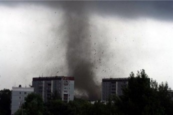 На Рівненщині вирує смерч ВІДЕО