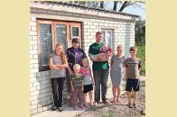 На Волині хату будували священику, а віддали біженцям