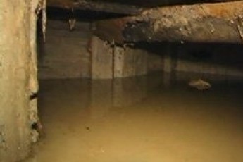 У Луцьку будинок з 1-го по 9-й поверхи потопає у воді