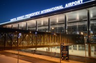 Після масованого обстрілу загорівся донецький аеропорт ВІДЕО