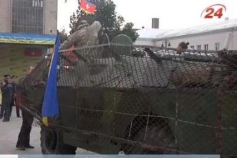 Луцькі волонтери відремонтували для бійців броньовик ВІДЕО