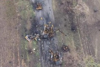 ЗМІ показали розбиту колону української військової техніки під Новоазовськом ВІДЕО