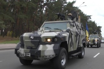 Бійці Нацгвардії на броньованих автомобілях патрулюють у Харкові ВІДЕО