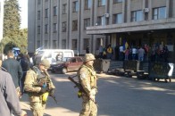 У Слов'янську жителі будують барикади і вимагають люстрації ВІДЕО