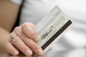 Українцям заборонили вільно користуватися зарплатними картами