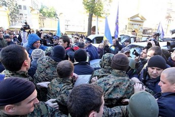 У Києві родичі полонених військових пікетують Адміністрацію ВІДЕО