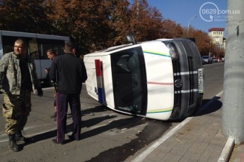 У центрі Маріуполя перекинувся автомобіль з військовими ВІДЕО