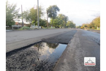 Відомо, хто у Луцьку кладе асфальт за півмільйона у калюжі