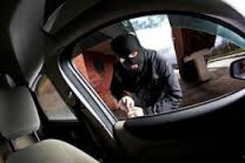На Волині поки жінка пила каву, їй «обчистили» автомобіль