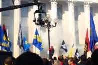 Сутичка біля Ради: палають шини, летять коктейлі Молотова ВІДЕО