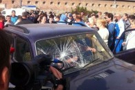 Родичі бійців АТО у Львові вимагають ротації: прекрили рух, рвуть одяг і трощать авто ВІДЕО