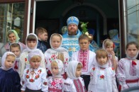 Церковники Волині подарували вишиванки дітям бійців АТО ФОТО