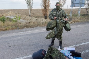Волонтери пошили для військових нові комбінезони ВІДЕО