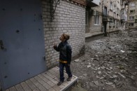 Терористи використовують дітей, щоби видурювати боєприпаси у військових ВІДЕО