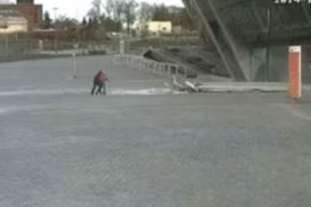 В Донецьку в момент обвалення «Донбас-арени» дивом врятувалася дитина ВІДЕО