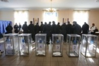 На Волині від кандидата в нардепи доставляли людей на виборчу дільницю