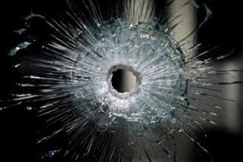 На виборчій дільниці у Кривому Розі невідомі розстріляли авто ВІДЕО