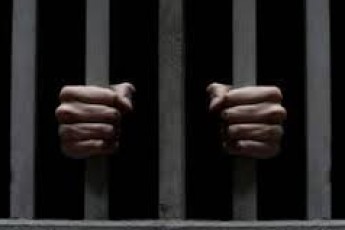 Поблизу нічого клубу у Луцьку затримали озброєного чоловіка