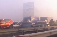 Масштабна аварія у Києві: через туман зіткнулось 14 автівок ВІДЕО