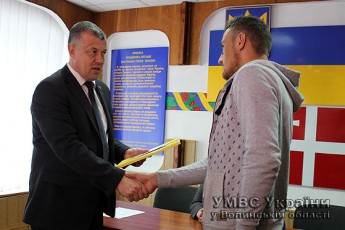 Волинянину, який затримав озброєних вбивць, запропонували стати правоохоронцем ВІДЕО
