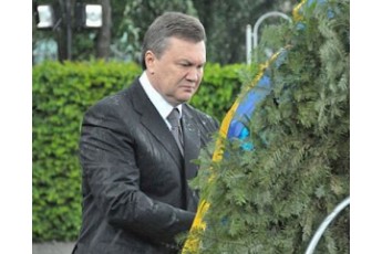 Україна заплатить за вінок Януковича