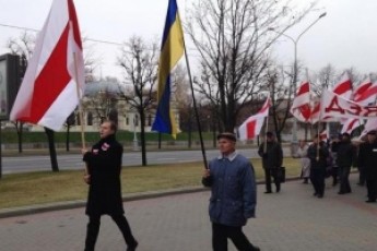 Білоруси з українськими стягами вийшли на вулиці Мінська ВІДЕО
