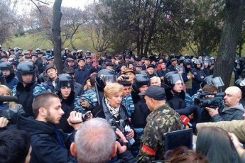 У Харкові активісти штовханиною і петардами розігнали мітинг комуністів ВІДЕО