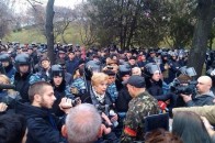 У Харкові активісти штовханиною і петардами розігнали мітинг комуністів ВІДЕО