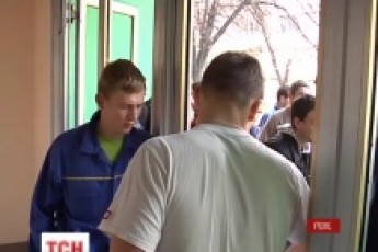 Масова бійка у Рівному: понад сто молодиків розтрощили студгуртожиток ВІДЕО
